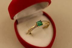 Prsteň- zelený štvorcový kameň- číre zirkóny- žlté zlato- 14 karátov
