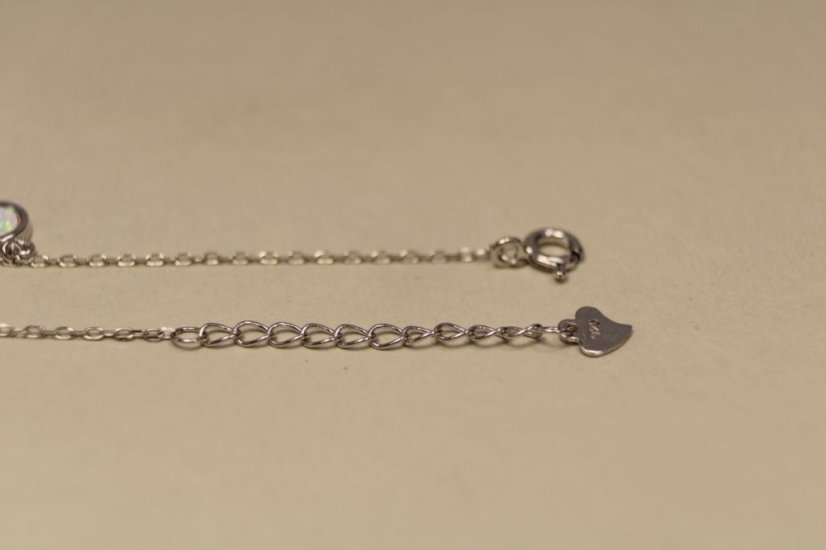Strieborný náramok zdobený príveskami s bielym opálom, 16-19 cm, 2,14g, 925/1000