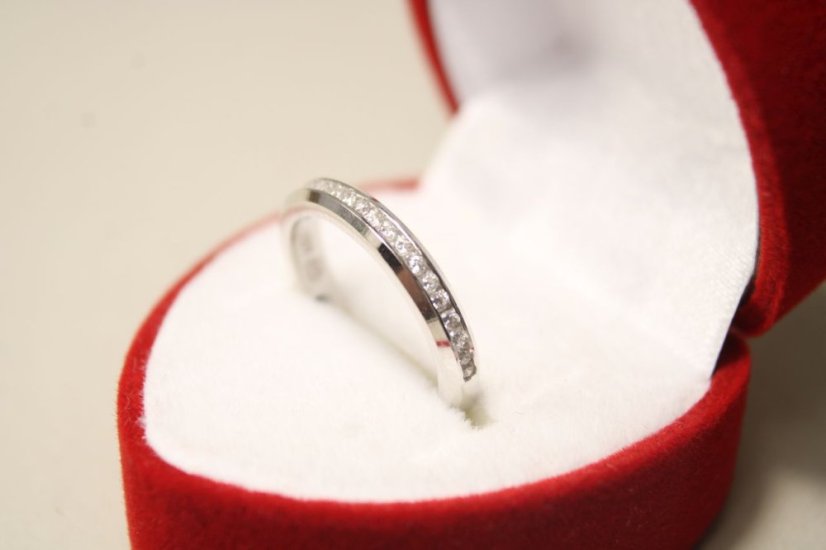 Strieborný prsteň s čírymi zirkónmi, rhodium, veľkosť 47, 2,11 g, 925/1000