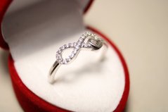 Strieborný prsteň s nekonečnom a srdiečkom, číre zirkóny, rhódium, veľkosť 59, 1,94g, 925/1000