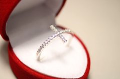Rhódiovaný strieborný prsteň s minimalistickým krížikom, číre zirkóny, veľkosť 58, 1,41g, 925/1000