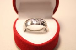 Prsteň-obrúčka- číre zirkóny- kombinovaná oceľ