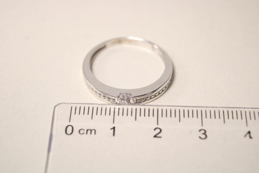 Zlatý prsteň, biele zlato, číre zirkóny, veľkosť 57, 2,35 g, 14 karátov 585/1000