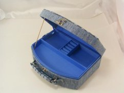 Svetlomodrá látková šperkovnica so štvorcovým motívom SP.290.2