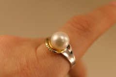 Prsteň- biela perla- diamanty- 0,010 ct- viacfarebné zlato- 14 karátov