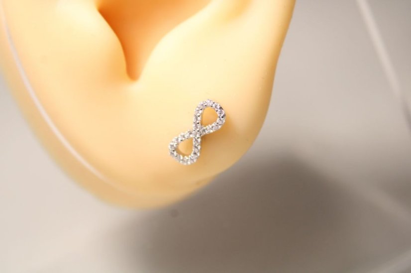Rhódiované strieborné náušnice Nekonečno s čírymi zirkónmi, puzetové zapínanie, 0,93g, 925/1000