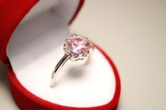 Strieborný prsteň s výrazným ružovým zirkónom v krapničkách, rhódium, veľkosť 53, 2,57g,925/1000