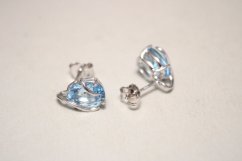 Náušnice- brúsený svetlomodrý zirkón-puzetky- rhódiované striebro