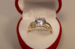 Prsteň- žlté zlato-zirkón v korunke-14 karátov