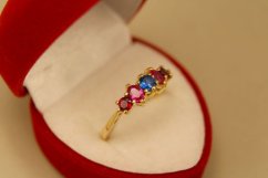 Zlatý prsteň, žlté zlato, farebné zirkóny (cyklámenové a modrý), veľkosť 54, 2,50g 14k 585/1000