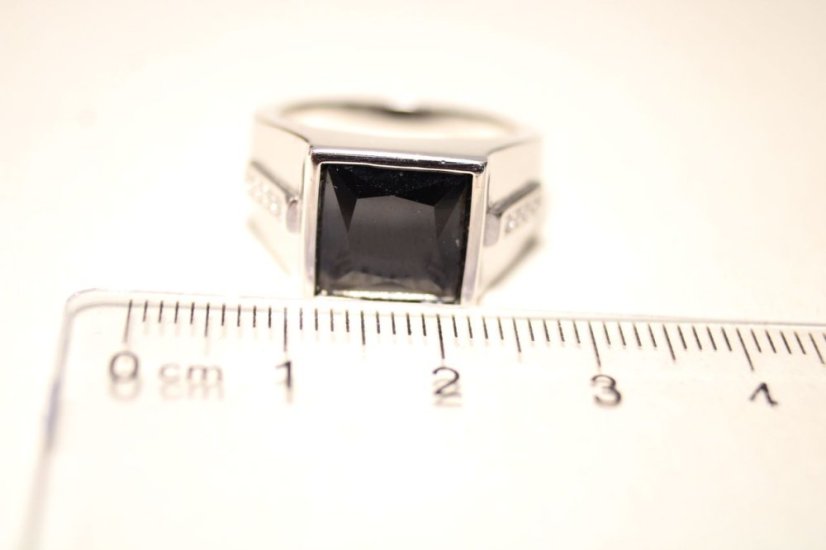 Strieborný výrazný prsteň s čiernym ónyxom a čírymi zirkónmi, rhódium, veľkosť 54, 8,28g, 925/1000