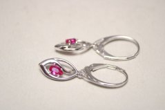 Strieborné náušnice tvar listu, sýto ružový zirkón, klasické zapínanie,2,44g, rhódium, 925/1000