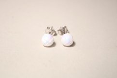 Strieborné náušnice s opálovou bielou guličkou, rhodium, puzetky, 0,65 g, 925/1000, 0,65 g, 925/1000