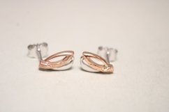 Kombinované strieborné naušnice listový tvar s ozdobným gravírom,1,59g,puzetové zapínanie,925/1000