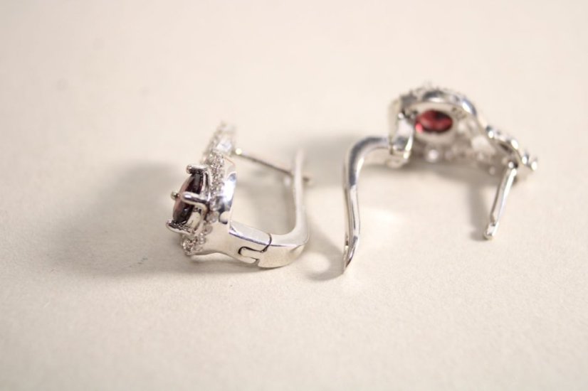 Náušnice-červený granát-číre zirkóny-francúzske zapínanie-rhodium-striebro