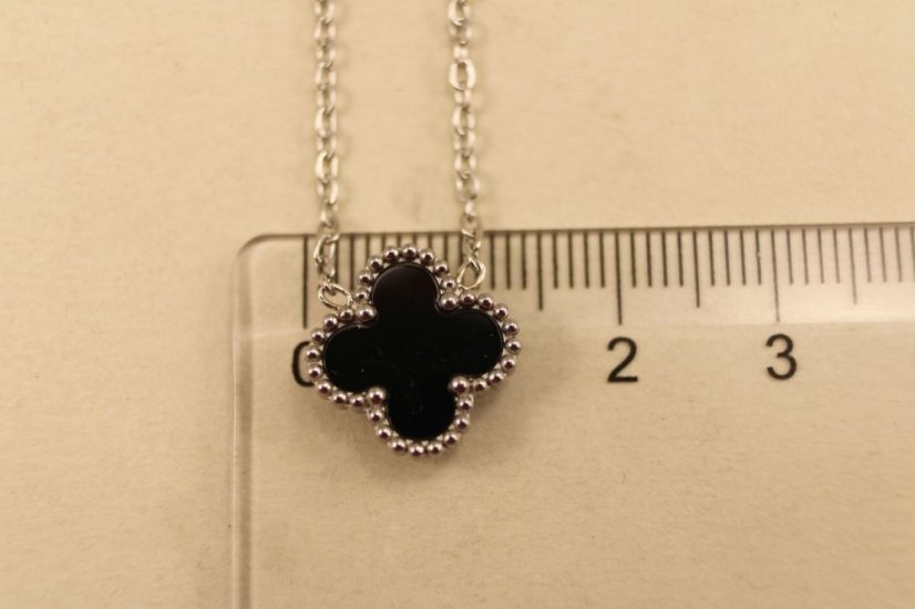 Celebritka-ďatelinka-čierny kameň-chirurgická oceľ