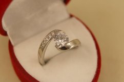 Prsteň - vlnitý dizaj - číre zirkóny - rhodium - striebro