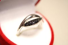 Prsteň-čierne zirkóny-rhodium-striebro