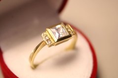 Zlatý prsteň štvorcový kameň, žlté zlato číre zirkóny, veľkosť 58, 3,96 g, 14 karátov, 585/1000