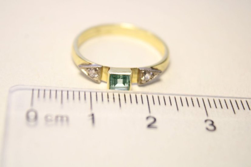 Zlatý prsteń so zeleným kameňom, číre zirkóny, veľkosť 52,2,06g, 14 karátov, 585/1000