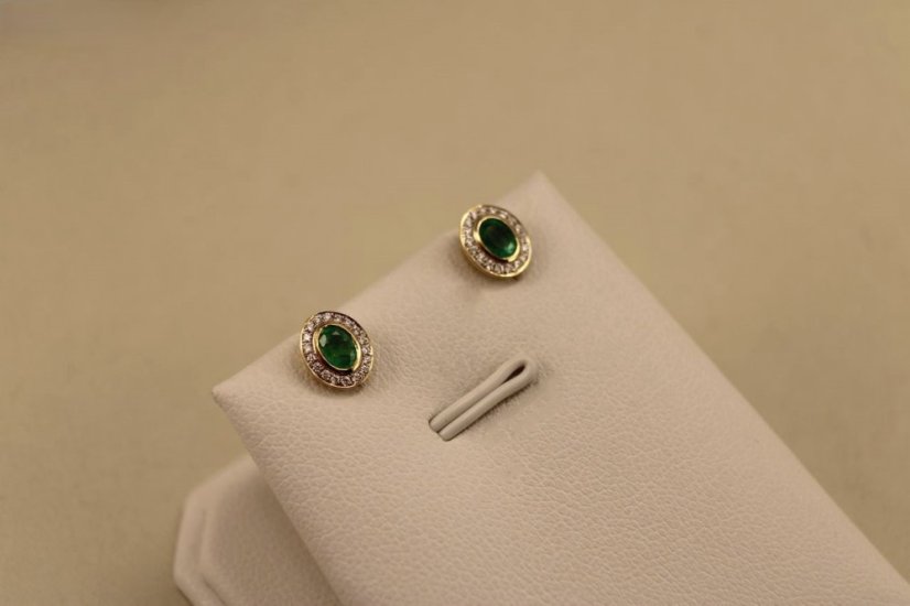 Smaragdové - diamantové náušnice - žlté zlato - diamanty 0,09 ct - šrúbky - 14K