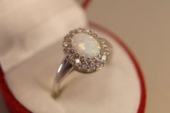 Prsteň- biely opál-zirkóny- biele zlato- 14 karátov