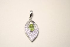Strieborný prívesok so zeleným Olivínom a čírymi zirkónmi, rhodium, 1,82 g, 925/1000