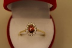 Prsteň- český granát- zirkóny- žlté zlato- 14 karátov