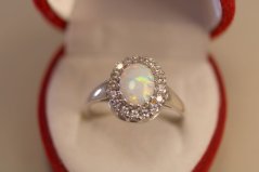 Prsteň- biely opál-zirkóny- biele zlato- 14 karátov