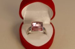 Prsteň-štvorcový vzor- swarovski crystal ružovej farby- rhodiované striebro
