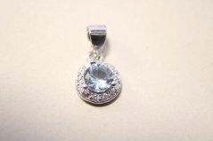Strieborný okrúhly prívesok s belasomodrým kameňom, číre zirkóny, rhodium, 0,89 g, 925/1000
