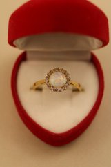 Prsteň- biely opál- zirkóny- žlté zlato- 14 karátov