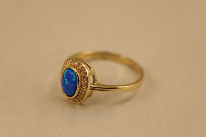 Prsteň- modrý opál- číre zirkóny- žlté zlato- 14K