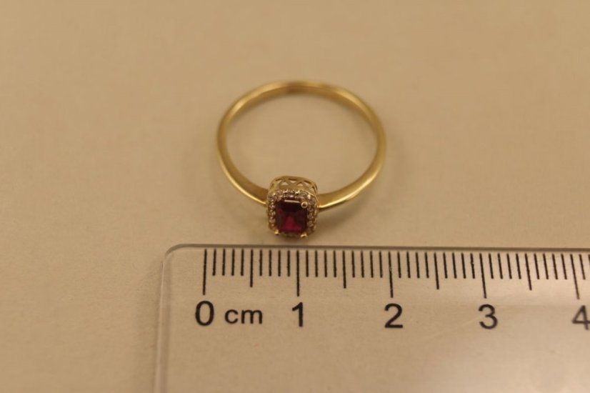 Prsteň- červený kameň- číre zirkóny- žlté zlato- 14 karátov