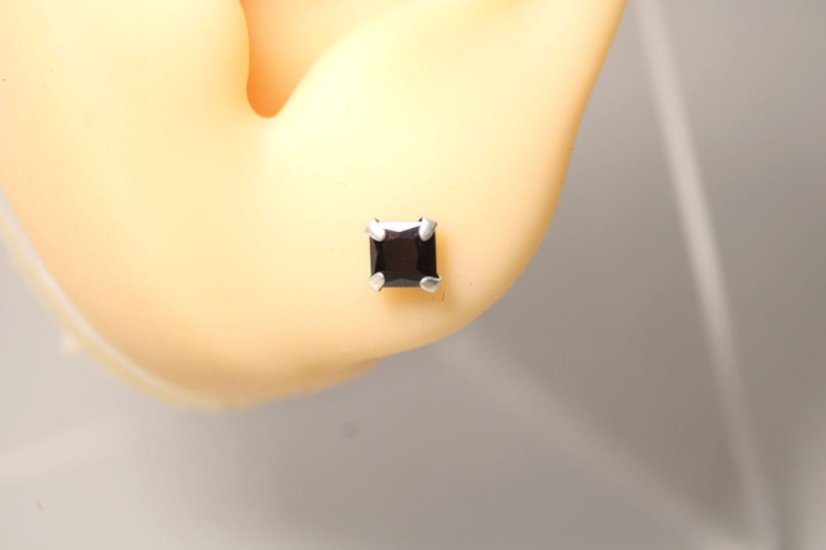 Strieborná single náušnica s čiernym zirkónom, 0,22 g, 925/1000