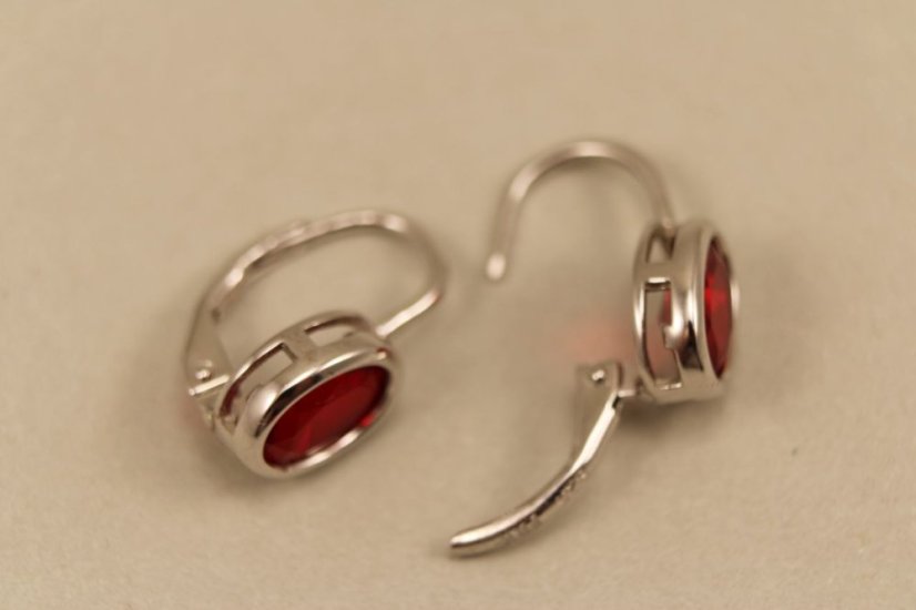 Náušnice- červený zirkón-klasické zapínanie- striebro