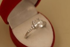 Výrazný prsteň - číry zirkón - rhodium - striebro