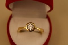 Prsteň- číry zirkón v obrube- žlté zlato- 14 karátov