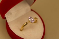 Zlatý prsteň, žlté zlato, fialový obdĺžnikový zirkón, veľkosť 55, 1,94 g,14k 585/1000