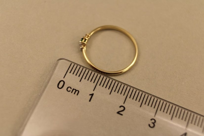 Prsteň- zelený kameň- íre zirkóny- žlté zlato- 14 karátov