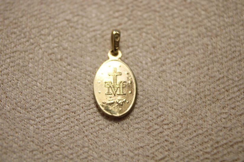Ovalný zlatý prívesok medailón s Pannou Máriou, žlté zlato, 1,03 g, 585/1000, 14 karátov