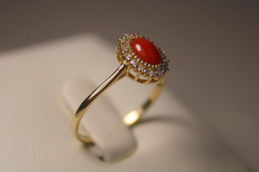 Zlatý prsteň s červeným korálom, číre zirkóny, žlté zlato, veľkosť 56, 1,56 g, 14K 585/1000