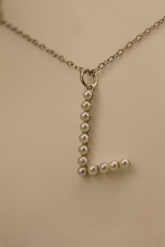 Retiazka- Celebritka- písmeno L- perličky- rhódiované striebro