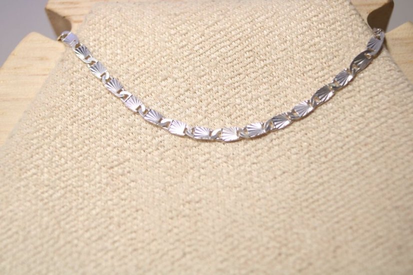 Náramok-gravírované platničky-striebro-rhodium