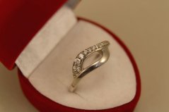 Prsteň- zaoblený vzor-číre zirkóny-rhodium-striebro