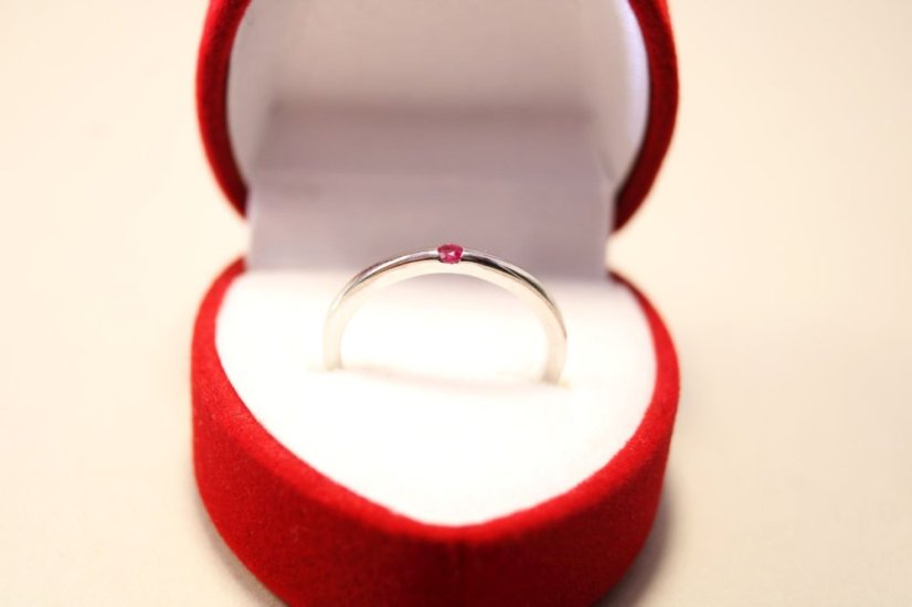 Strieborný minimalistický prsteň, sýto rúžový zirkón, rhodium, veľkosť 48, 1,12 g, 925/1000
