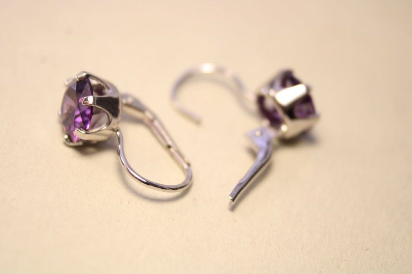 Náušnice-fialový zirkón-patent-biele zlato-14 karátov