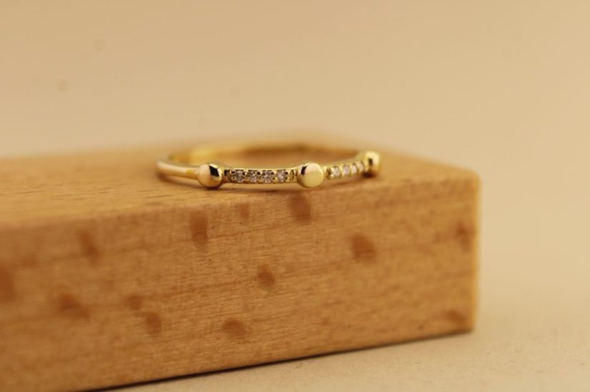 Prsteň- diamanty- 0,04 ct- H/Si2- žlté zlato- 14 karátov - Farba zlata: Žltá, Druh kameňa: DIAMANT (BRILIANT), Farba kameňa: Biely, Veľkosť prsteňa: 54, Váha (g): 1,04, Rýdzosť: 14 karátov 585/1000