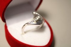 Elegantný strieborný prsteň s čírymi zirkónmi, rhódium, veľkosť 52, 2,26g, 925/1000