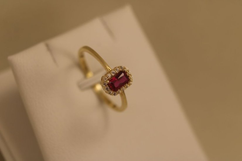 Prsteň- červený kameň- číre zirkóny- žlté zlato- 14 karátov
